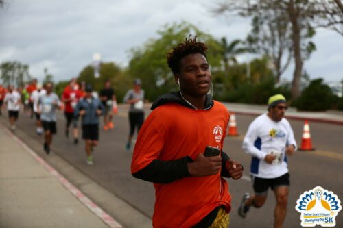 Father Joe Thanksgiving 5k runner with headphones