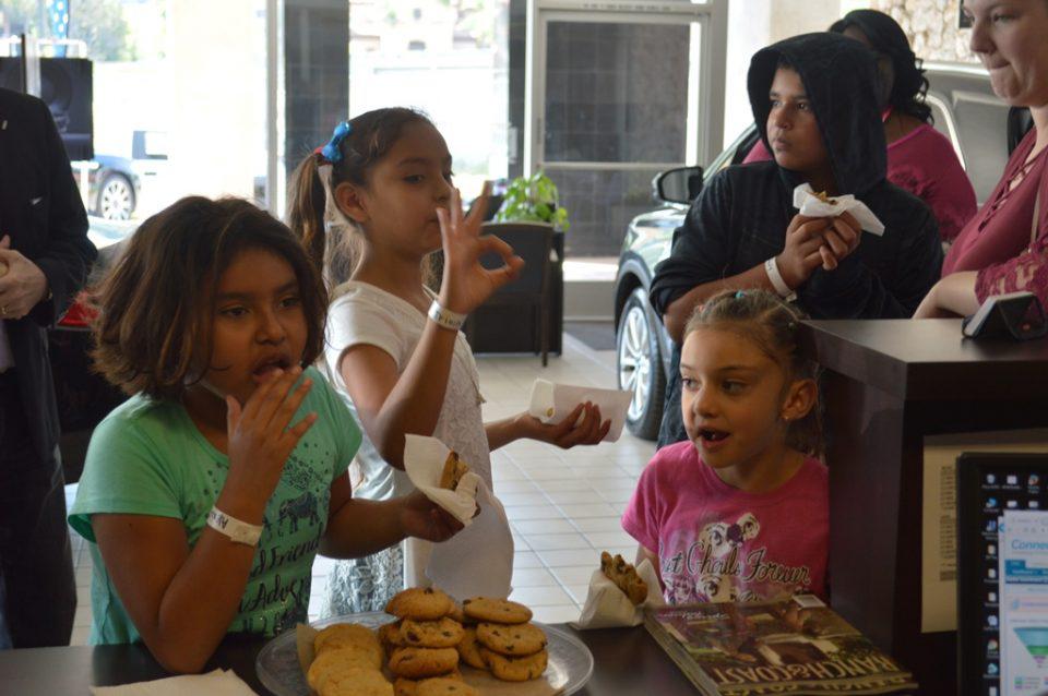 children eating cookies