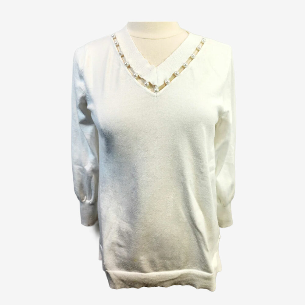 Cable & Gauge - V-neck sweater with faux pearl decoration, cream
